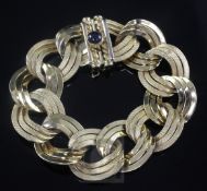 A stylish textured 18ct gold triple band link bracelet, with cabochon set clasp, 19.5cm.