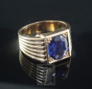 A gentlemen's yellow metal and solitaire sapphire ring, with fluted shank, the oval cut stone