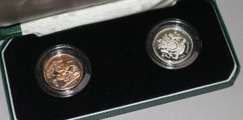 A1993 gold sovereign and silver proof £1 coin set