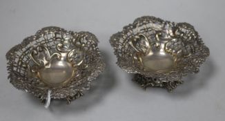 A pair of late Victorian pierced silver bonbon dishes by William Comyns, London, 1894, 11.7cm, 186