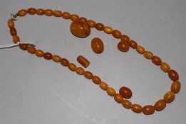 A single row graduated amber bead necklace and five loose amber beads (gross 23gr)