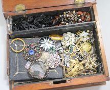 Mixed costume jewellery.