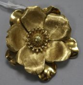 An 18ct textured gold flower brooch, 23 grams, 5cm.