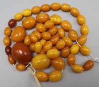 A single strand graduated amber bead necklace, including some loose beads, gross 82 grams.