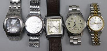 Five assorted gentleman's wrist watches.