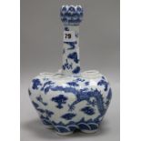 A Chinese Dragon pattern vase