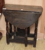 An oak gateleg table W.67cm