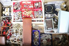 A quantity of assorted costume jewellery