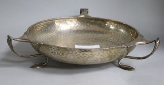 A George V planished silver three handled bowl, Birmingham 1931, 20ozs
