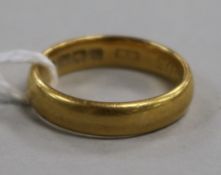 A 22ct yellow gold wedding ring, 5.4g