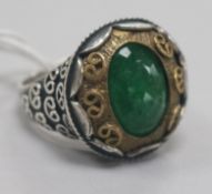 An ornate silver and green quartz set dress ring, size V.