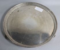 A George V circular silver salver, with pierced rim and feet, Goldsmiths & Silversmiths Co,