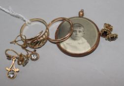 A 9ct gold and emerald 'snake' ring, a 9ct gold weding ring, a 9ct gold mounted portrait locket