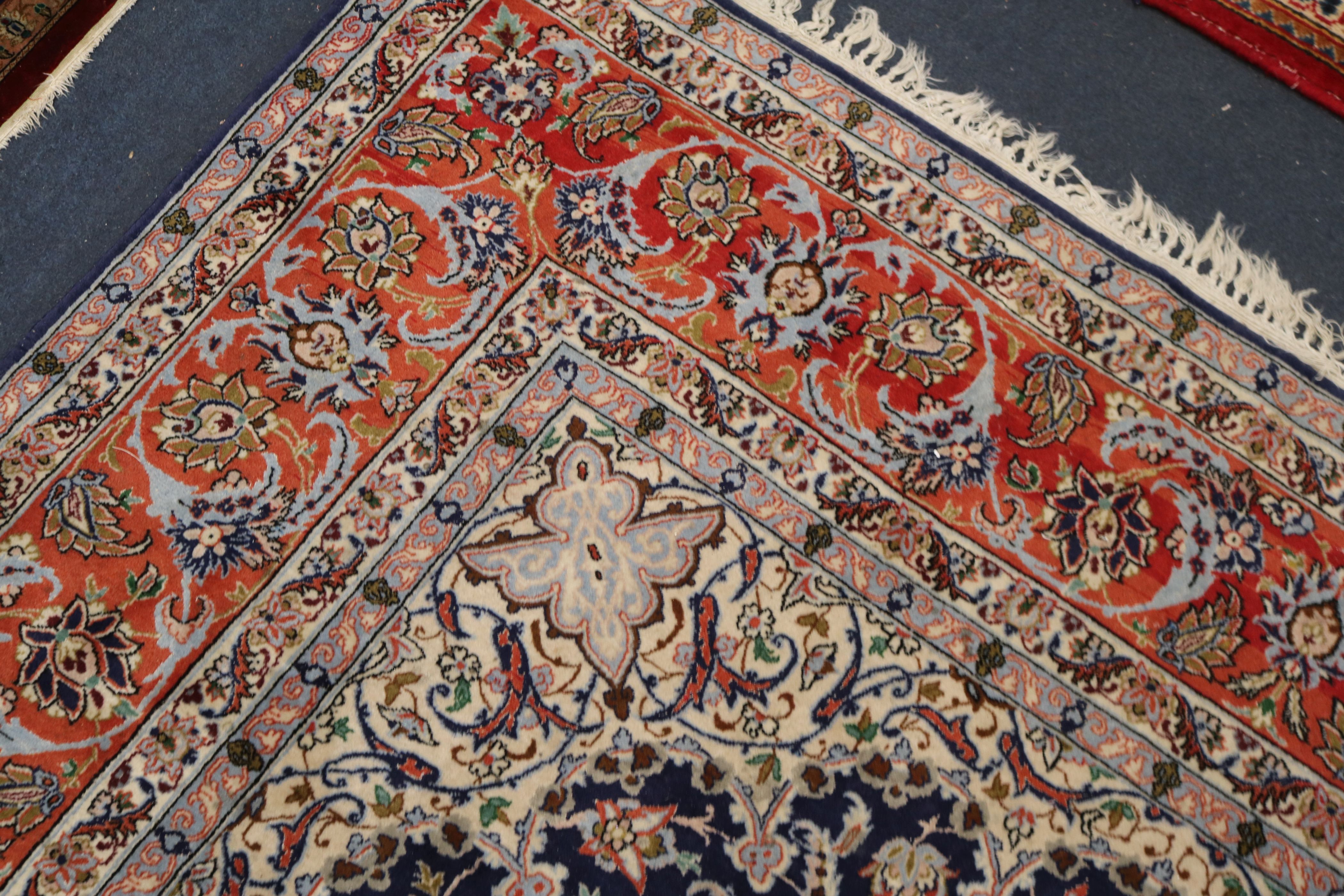 A Tabriz blue medallion rug 222 x 156cm. - Image 7 of 8