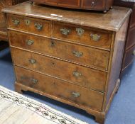 An early 18th century feather banded walnut chest of drawers 93cm