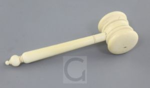 A Victorian turned ivory gavel, 5.25in.