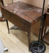 A Georgian mahogany Pembroke table, W.77cm