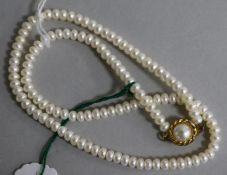 A single strand cultured pearl necklace, with gilt metal clasp, 41cm.