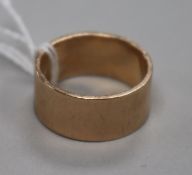 A George V plain 9ct gold wedding band, 7.7 grams, size R.