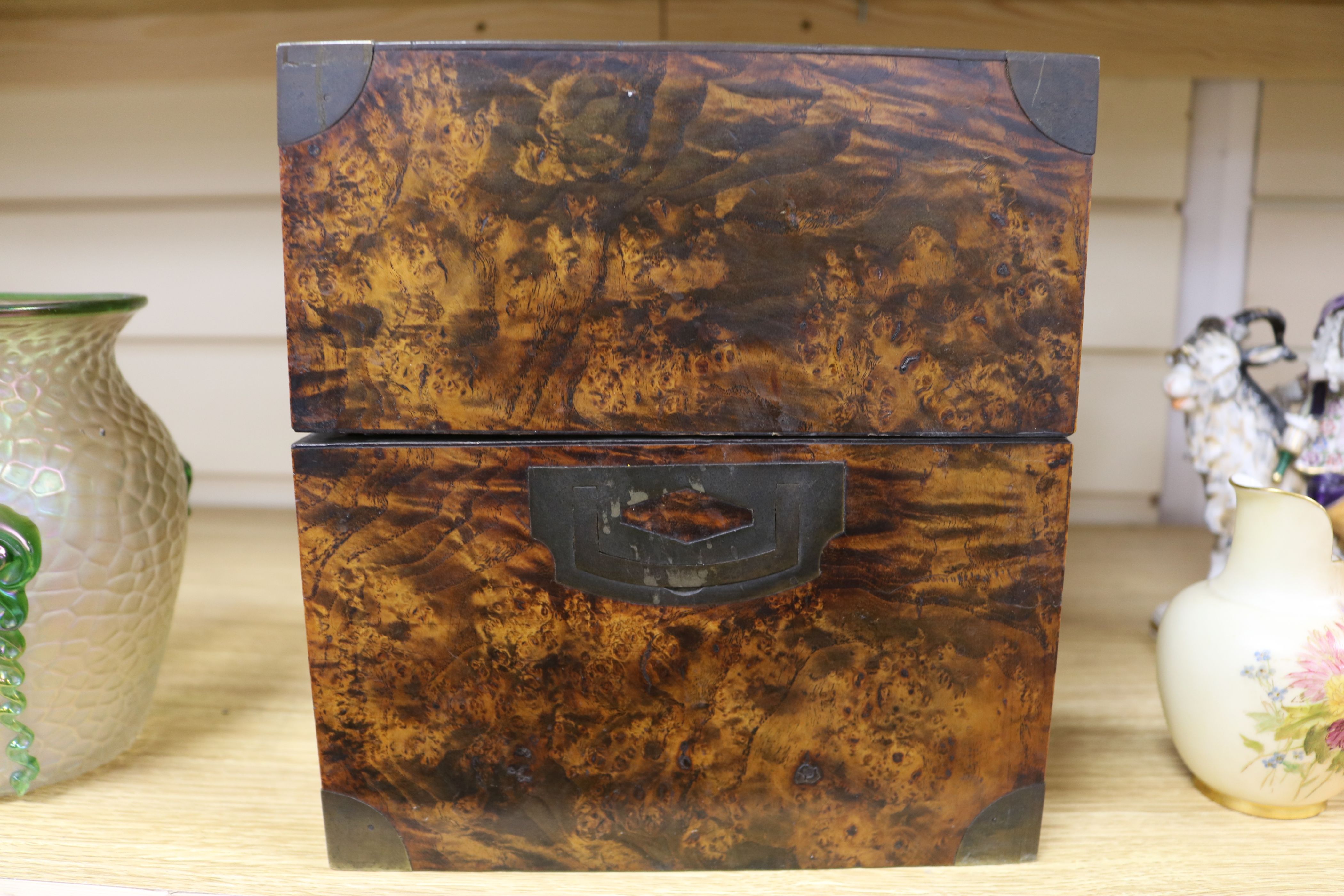 A burr walnut four bottled decanter box - Image 6 of 7