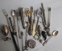 A Georgian silver kitchen pepper, a 9ct gold hair ornament(a.f.) and other silver and plated items