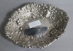 An Edwardian repousse silver oval bread dish, William Mammat & Son, Sheffield, 1904, 16.8cm, 8 oz.