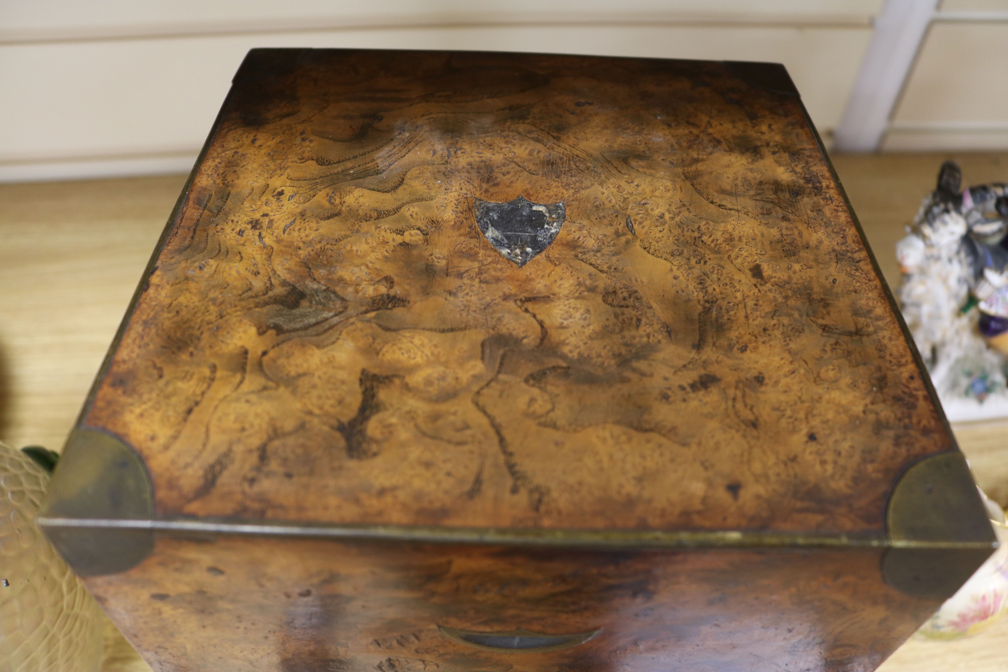 A burr walnut four bottled decanter box - Image 7 of 7