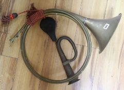 A car horn and a hunting horn