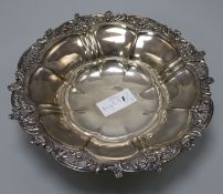 A William IV silver pedestal fruit bowl, Robert Hennell II, London, 1825, 27.3cm, 19.5 oz.