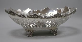 An Edwardian pierced silver oval fruit basket by Mappin & Webb, London, 1905, 29.5cm, 17 oz.