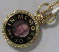 A gold and enamel mounted memorial pendant, on a gilt metal chain, pendant 24mm.