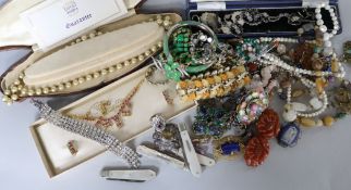 A quantity of mixed costume jewellery.