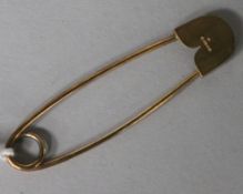 A 1970's 9ct gold safety pin, 4.8 grams, 59mm.