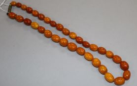 A single strand graduated amber bead necklace, gross weight 27 grams, 42cm.