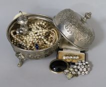 A quantity of costume jewellery.