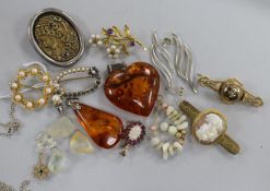 Quantity of gold and other costume jewellery.