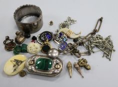 Mixed items including seals and costume jewellery.