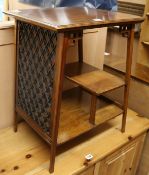 An Edwardian walnut side table W.46cm