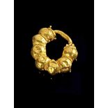 Goldener Bügelohrring. Achämenidisch oder lydisch, 6. - 5. Jh. v. Chr. 4,13g, ø 2,7cm. Bestehend aus