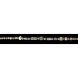 Kette aus Glasmosaikperlen. Römisch, 1. - 2. Jh. n.Chr. L 56,5cm. Aus vorwiegend kugeligen Perlen,
