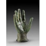 Votivhand. ca. 2./3. Jh. n. Chr. H 13cm. Aus einer etwas erweiterten Basis erwachsende Hand mit