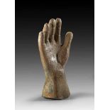 Votivhand. ca. 2./3. Jh. n. Chr. Bronzehohlguss, H 13cm. Hand mit ausgestreckten Fingern und der