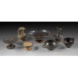 Schöne Sammlung schwarzer Glanztonware. 5. - 4. Jh. v. Chr. Zwei davon attisch, a) H7,8cm, ø 18,5cm.
