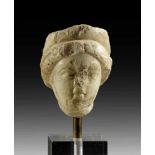 Weibliches Köpfchen mit Diadem. Römische Kaiserzeit, 1. / 2. Jh. n. Chr. Weißer, feinkristalliner