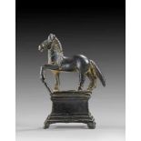 Pferd auf hoher Basis. Römische Kaiserzeit, 1. - 3. Jh. n. Chr. H 7cm. Bronzeguss.Schöne schwarze