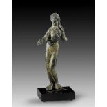 Venus. Römisch, 1. - 3. Jh. n. Chr. H 9,5cm. Bronzevollguss. Nackte, stehende Venus mit Dutt und