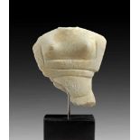 Torso eines weiblichen Kykladenidols. Frühkykladisch, Typ Spedos, ca. 2700 - 2300 v. Chr. Weißer,