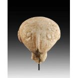 Kopf eines Kiliya-Idols. Westasiatisch, ca. 2700 - 2400/2300 v. Chr. H ca. 4cm. Weißer,