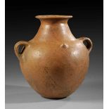Bauchige Amphora. Italisch, 7. - 6. Jh. v. Chr. H 32,5cm. Aus rötlichem Ton. Mit zwei kurzen