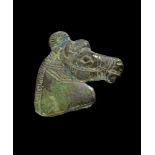 Pferdekopf. Achämenidisch, 6. - 4. Jh. v. Chr. H 3,2cm. Bronzevollguss. Riemenbeschlag von einem